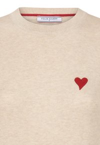 Beige crewneck tröja i mjukt tyg, med ett röd broderat hjärta på vänster bröst och en kontrasterande röd krage.