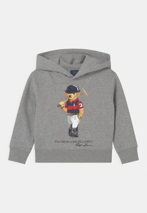 Grijs sweatvest met capuchon met een kleurrijke print van een beer in een polo-outfit, die een polomallet vasthoudt. Het heeft een buidelzak en geribbelde manchetten.