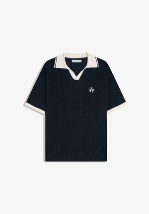 Navyblauw gebreid shirt met korte mouwen, witte kraag en mouwranden, gegarneerd met een geperforeerd verticaal patroon en een klein wit logo op de borst.