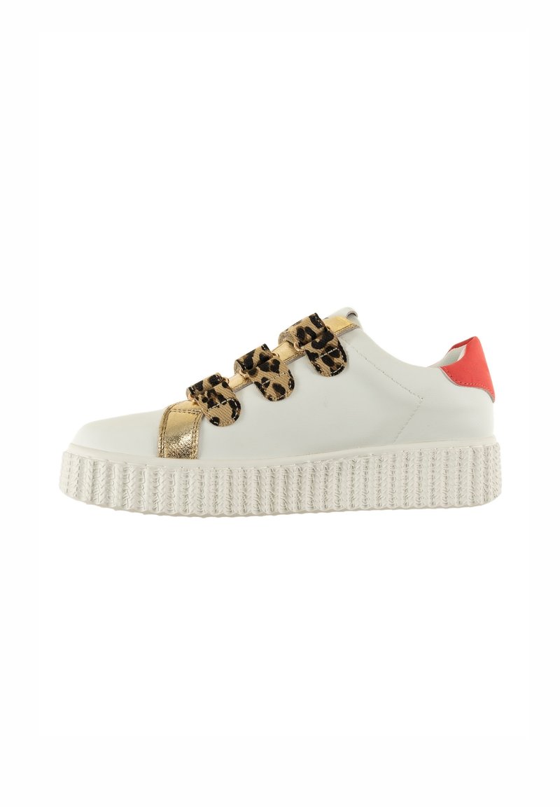 Baskets blanches avec des détails dorés et un imprimé léopard sur le dessus, dotées d'une semelle blanche texturée et d'un accent de talon rouge.