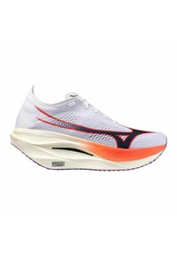 Scarpe da corsa con una tomaia in rete bianca, accenti rossi e blu navy, suola curva e un'imbottitura pronunciata in arancione e beige.