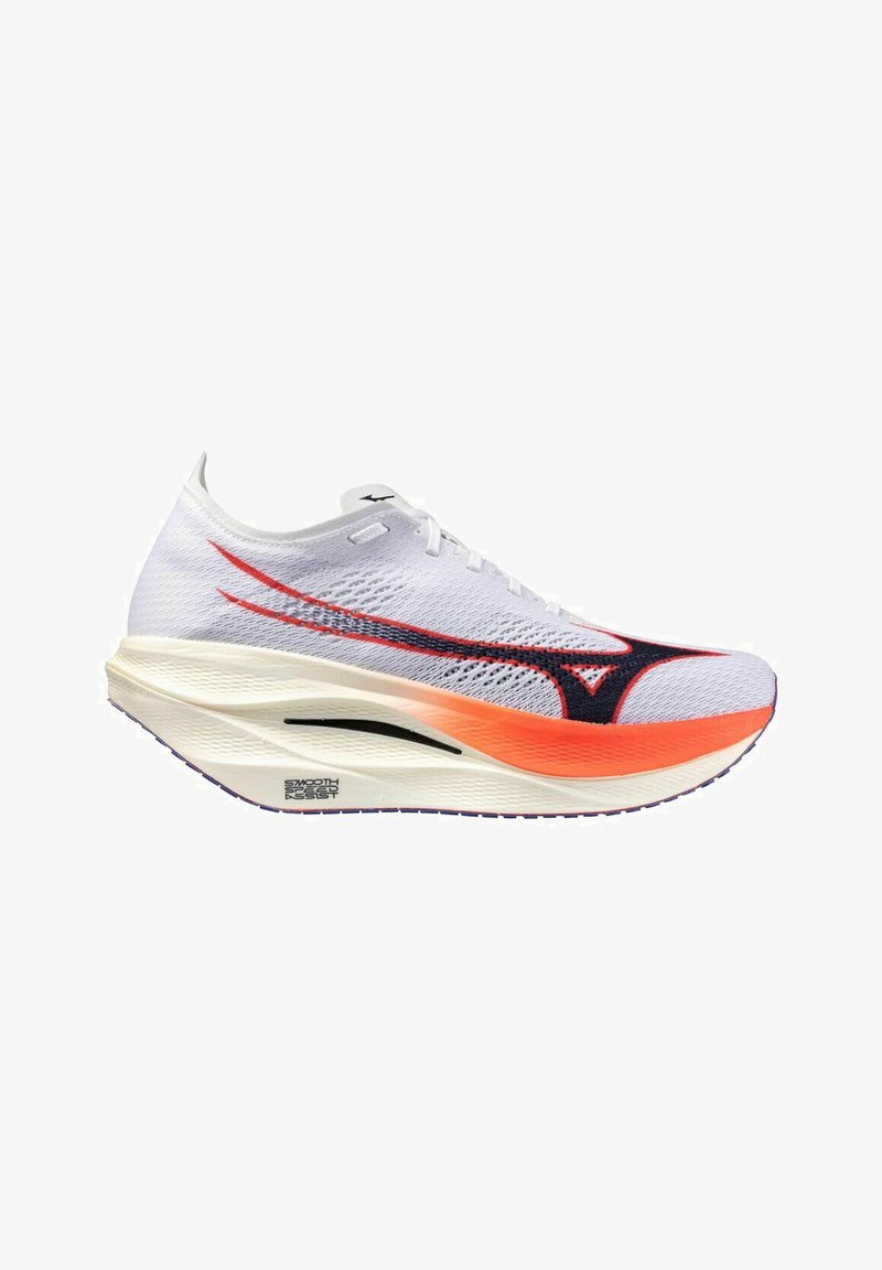 Scarpe da corsa con una tomaia in rete bianca, accenti rossi e blu navy, suola curva e un'imbottitura pronunciata in arancione e beige.