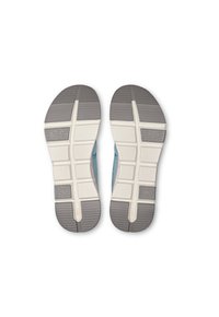 Semelles de chaussures avec une surface grise en caoutchouc et une semelle intermédiaire blanche. Présente un motif de grille géométrique pour l'adhérence et la stabilité.