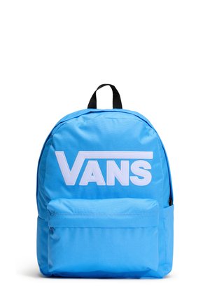 Modrá látková batoh kulatého tvaru, který má výrazné bílé logo "VANS", přední kapsu a černou horní rukojeť.