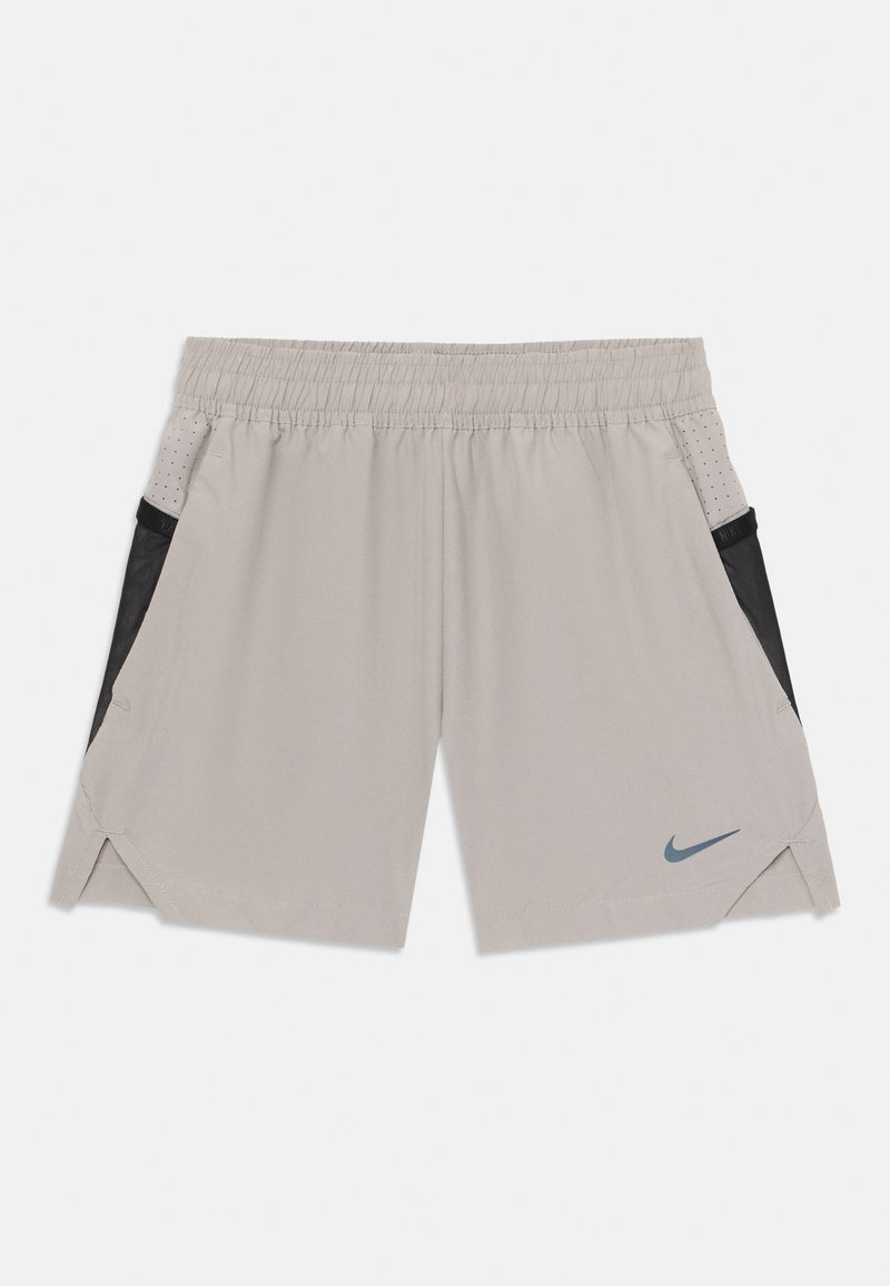 Pantalones cortos deportivos de color gris claro con cintura elástica, bolsillos laterales de malla, detalles en negro y un logo de Nike en color teal en la parte frontal izquierda.