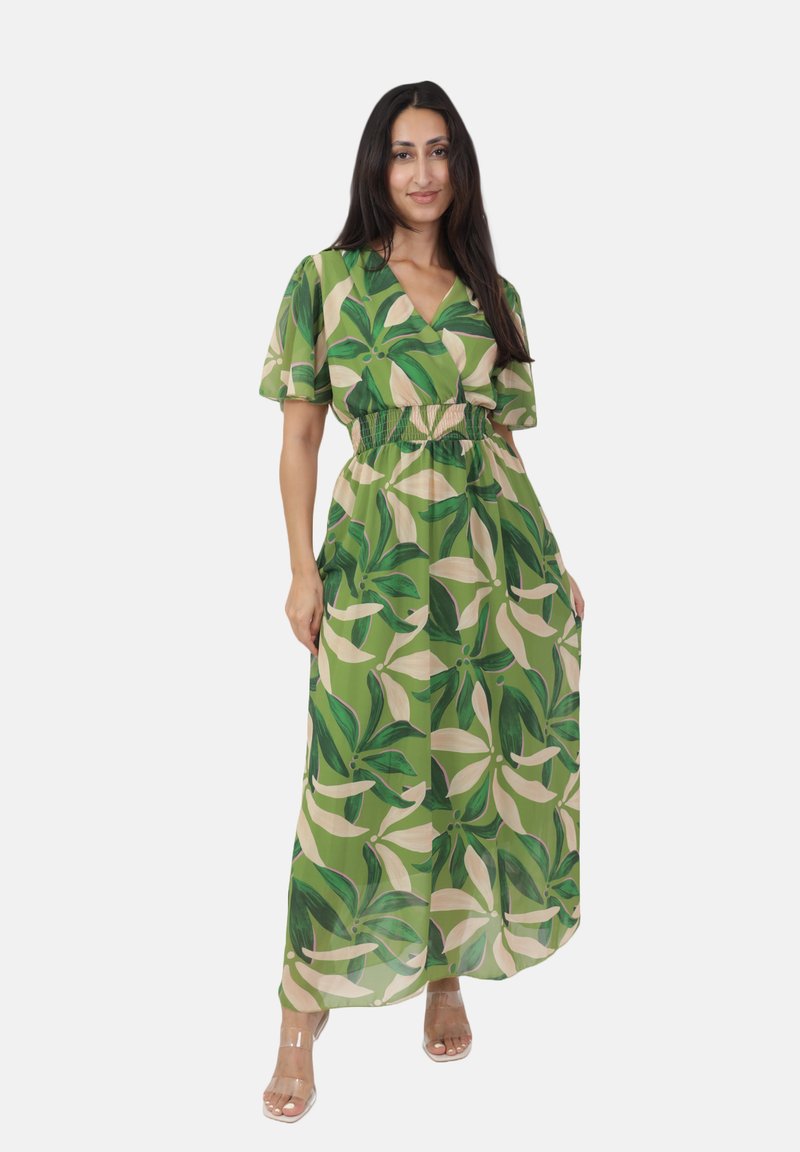 Grünes Blumen-Maxikleid mit kurzen Ärmeln, das eine taillierte Taille und einen fließenden Rock hat. Blättermuster in verschiedenen Grüntönen und Beige.
