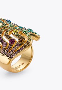 Gouden ring met een ingewikkeld ontworpen oppervlakte, versierd met meerkleurige stenen in verschillende vormen, waaronder rond en ovaal.