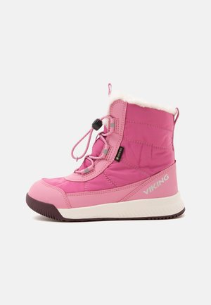 Bota de invierno rosa con forro de piel blanca, suela negra y cordón elástico con cierre, con marcas Viking y Gore-Tex en el lateral.