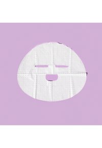 Gesichtsmaske auf lavendelfarbenem Hintergrund, gefertigt aus strukturiertem weißem Material mit Aussparungen für Augen und Mund, versehen mit kleinen Perforationen überall.