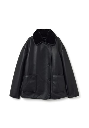 Chaqueta de cuero negro con un suave cuello negro, tres botones en la parte delantera y dos bolsillos de parche. Presenta una textura suave y un ajuste relajado.