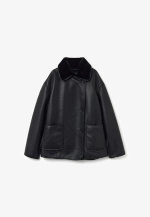 Giacca di pelle nera con colletto nero morbido, tre bottoni frontali e due tasche a toppa. Presenta una texture liscia e una vestibilità comoda.