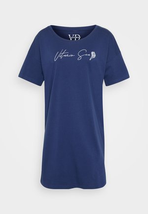 Navyblå T-shirt i mjuk bomull, med avslappnad passform, korta ärmar och vit tryckt text som säger "Vitamin Sea" på framsidan.