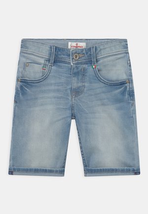 Krótkie spodenki dżinsowe w jasnoniebieskim kolorze z wyblakłą fakturą. Posiadają pięć kieszeni, zamek błyskawiczny z przodu oraz kolorowe akcenty na lewej kieszeni.