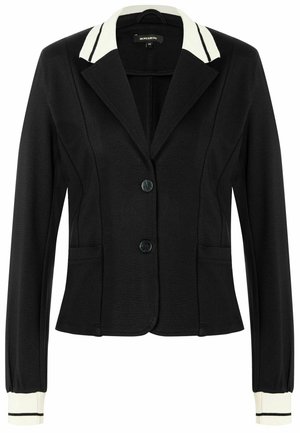 Zwarte getailleerde blazer met twee knopen aan de voorkant, een witte kraag en manchetten met dunne zwarte strepen, lange mouwen en twee voorzakken.