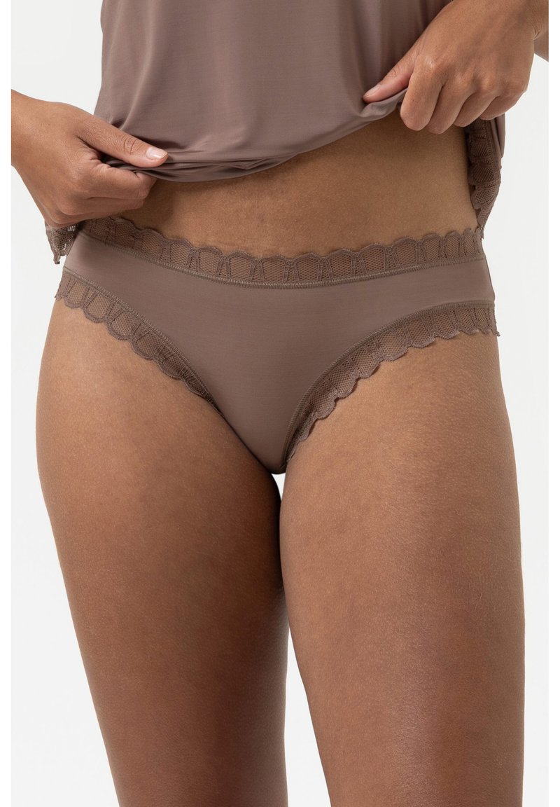 Braune Unterwäsche mit einer gewellten Spitze entlang der Taille und Beinschnitte. Weicher Stoff mit glatter Textur und klassischem Schnitt.
