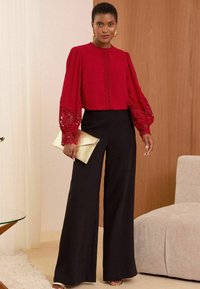 Love & Roses REGULAR FIT czerwony