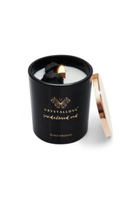 Bougie noire avec un couvercle doré, présentant un intérieur en cire blanche et des morceaux d'obsidienne noire. L'étiquette indique "CRYSTALLOVE sandalwood oud."