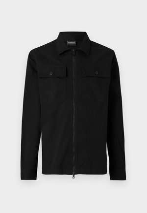 Μαύρο μπουφάν με μακριά μανίκια, δύο τσέπες στο στήθος, φερμουάρ μπροστά και κλασικό γιακά. Κατασκευασμένο από λείο, ελαφρύ ύφασμα.