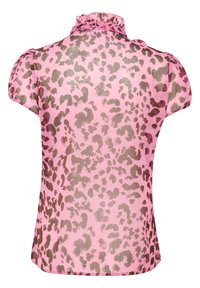 Roza prozorna bluzica s kratkimi napihnjenimi rokavi, ki se ponaša z vzorcem leva v svetlo rjavi in temno rjavi barvi. Podrobnost z nabranim ovratnikom.