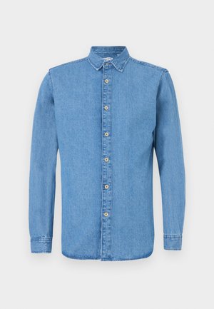 Hellblaues Denimhemd mit langen Ärmeln, durchgehender Knopfleiste und klassischem Kragen. Verfügt über einen leicht abgerundeten Saum und ein minimalistisches Design.