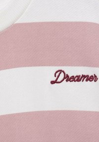 Pullover a righe in morbido misto cotone, con righe orizzontali rosa e bianche. "Dreamer" ricamato in borgogna su una sezione bianca.