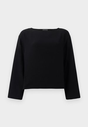 Top negru cu mânecă lungă, cu decolteu rotund, realizat dintr-un material neted. Designul este scurt, cu o croială dreaptă la tiv. Stil minimalist.