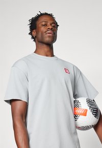 Nike Performance LIVERPOOL FC NIKE PRM JOCKTAG TEE - Vereinsmannschaften - light smoke grey