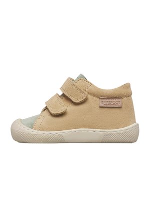 Chaussure beige pour tout-petit, pieds nus, avec deux brides velcro, semelle en caoutchouc et tige en daim, vue de profil sur fond blanc.