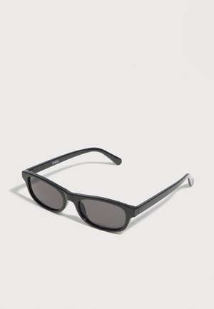 Lunettes de soleil rectangulaires noires avec des verres foncés et des branches fines, présentées sur un fond clair uni.