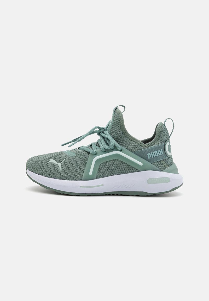 Zapatillas deportivas de color verde claro con parte superior de malla, acentos moldeados y suela blanca. Presenta cordones y una etiqueta trasera con la marca para mayor soporte.
