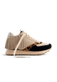Sneaker beige con punta nera, dettaglio laterale a stampa leopardata, frange e borchie argentate attorno al tallone, e lacci beige sciolti su uno sfondo bianco.