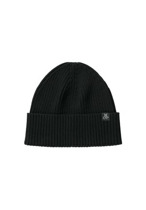 Schwarze gerippte Strickmütze mit umgeklapptem Bund und kleinem rechteckigem Logoschild am Bund.