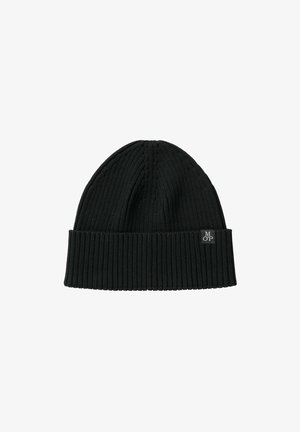 Schwarze gerippte Strickmütze mit umgeklapptem Bund und kleinem rechteckigem Logoschild am Bund.