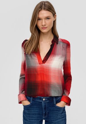 Blouse à carreaux rouge et noir avec un décolleté en V et des manches longues, fabriquée dans un tissu léger, dotée d'un col à boutons et d'un motif à carreaux.