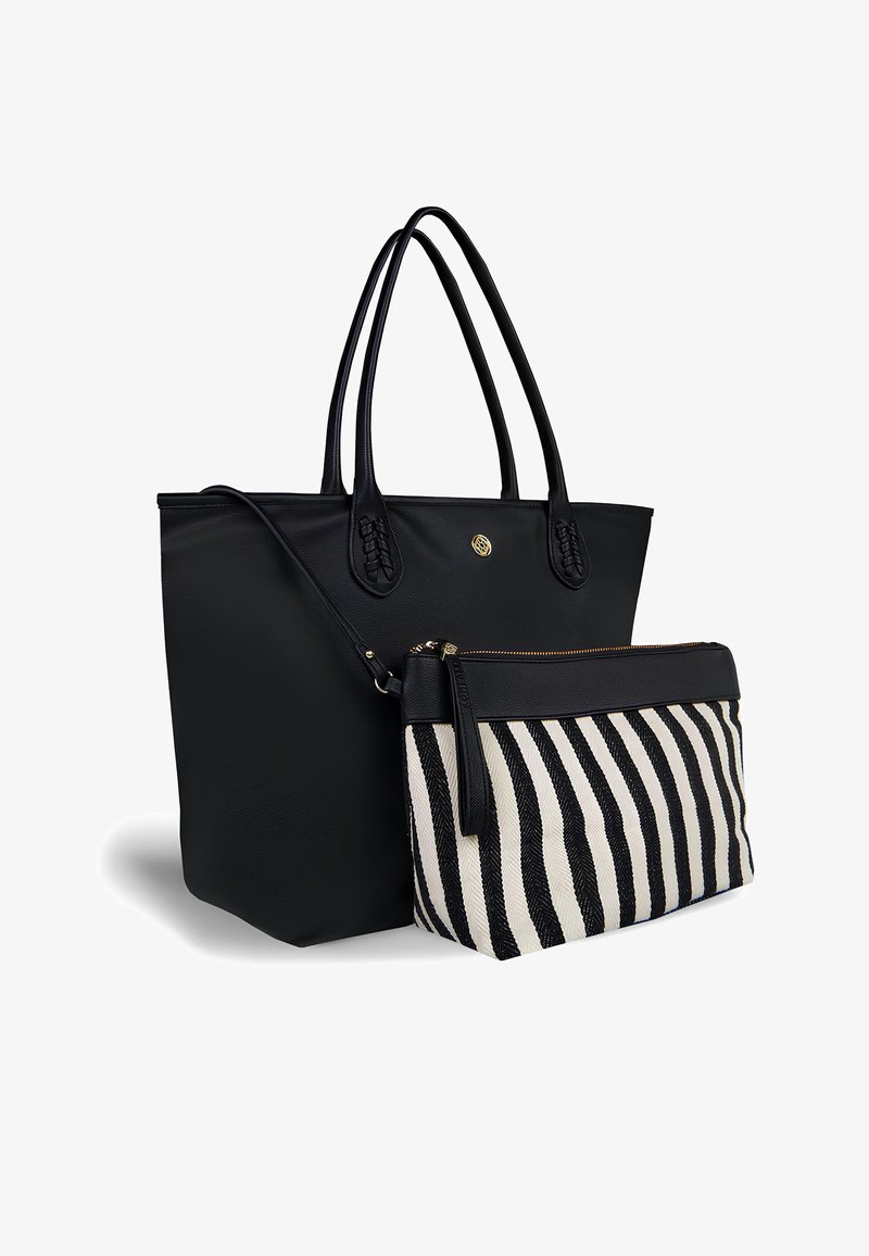 Schwarze Tragetasche mit doppelten Griffen, ausgestattet mit einem abnehmbaren Reißverschlussbeutel im creme- und schwarz gestreiften Design. Texturiertes Material, minimalistisches Design.
