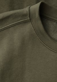 Olivově zelená mikina se žebrovaným výstřihem do crew a hladkou texturou materiálu s viditelnými švy.