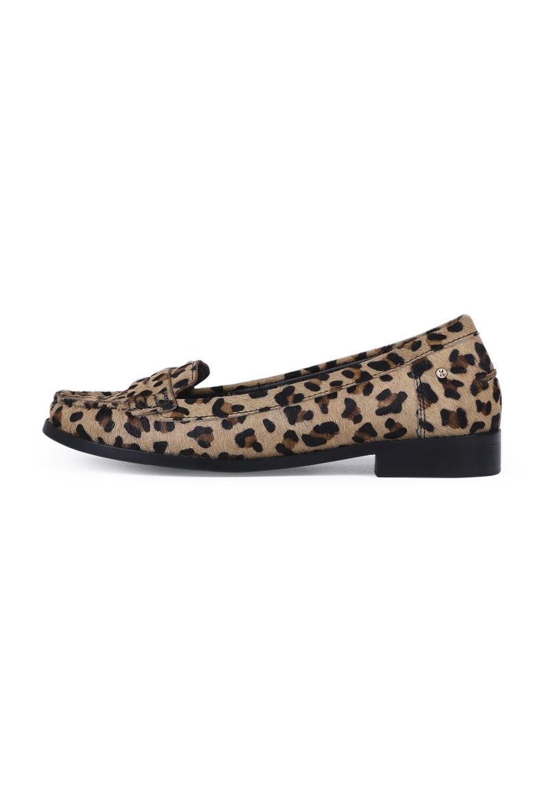 Mocassin plat à motif léopard marron et noir, petit talon noir et bout carré arrondi.
