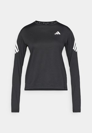 Tricou sport negru cu mâneci lungi și decolteu rotund, având accente albe cu trei dungi pe umeri și o textură netedă.