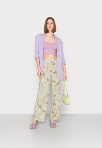 Vero Moda VMSIMPLY EASY WIDE PANT - Calças - desert sage