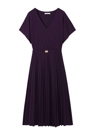 Dunkellila kurzärmeliges Kleid mit V-Ausschnitt, tailliertem Gürtel und plissiertem Midirock, auf weißem Hintergrund dargestellt.