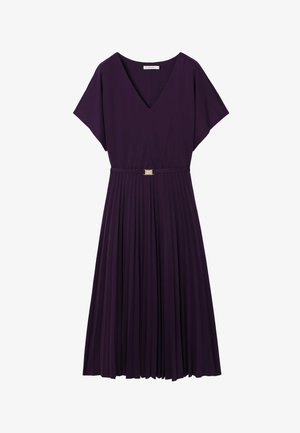 Dunkellila kurzärmeliges Kleid mit V-Ausschnitt, tailliertem Gürtel und plissiertem Midirock, auf weißem Hintergrund dargestellt.