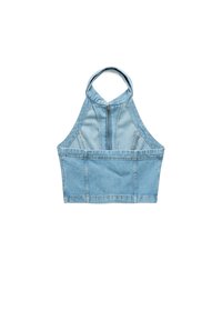 Top corto halter de denim de color azul claro con cierre frontal de cremallera. Presenta un diseño ajustado y una forma estructurada, enfatizando un estilo casual.