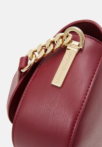 Tommy Hilfiger HERITAGE SADDLE BAG - Käekott - rouge
