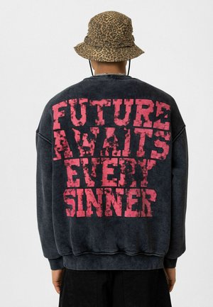 Losse zwarte sweatshirt met vervaagde roze tekst op de achterkant: "DE TOEKOMST WACHT OP IEDEREEN DIE ZONDIGT." De tekst is vetgedrukt en onregelmatig, wat extra textuur toevoegt.