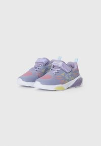 Chaussures de sport violettes avec une tige en mesh ornée de motifs géométriques roses et verts, semelles blanches et une sangle Velcro pour un maintien sécurisé.