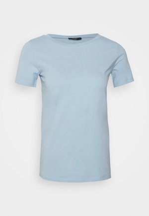 Jasnoniebieska koszulka z krótkim rękawem i okrągłym dekoltem na jednolitym tle, pokazująca widok z przodu z gładkim materiałem i prostym wzorem.