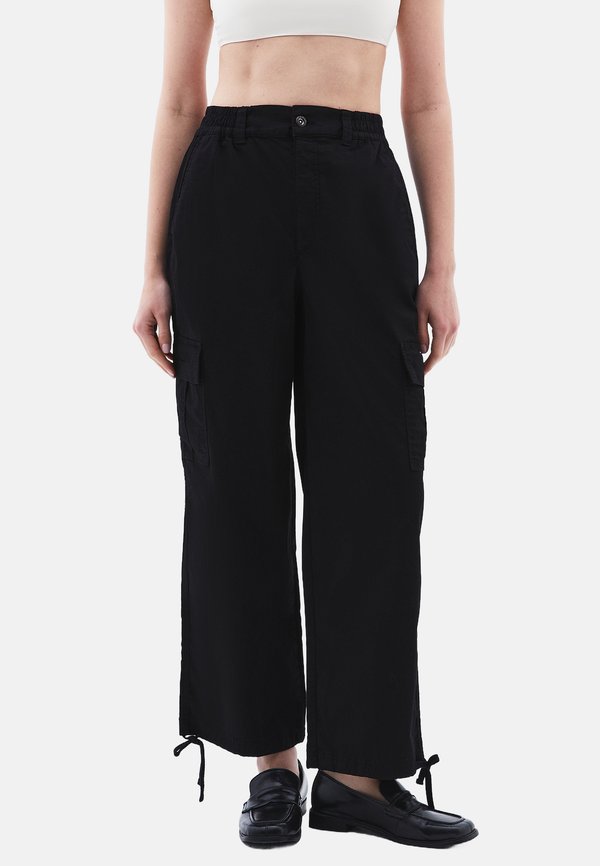 MIT ENGEN BEINABSCHLÜSSEN - Cargohose