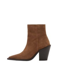Brune nubuck ankelstøvler med spids tå og en kraftig sort hæl, der har en glat tekstur og et minimalistisk design.