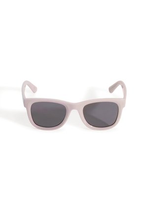 Lunettes de soleil rectangulaires avec montures rose clair et verres gris foncé, montrées sur un fond blanc.
