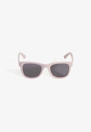 Rechteckige Sonnenbrille mit hellrosa Rahmen und dunkelgrauen Gläsern, gezeigt vor weißem Hintergrund.